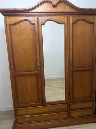 Armario de madera con espejo