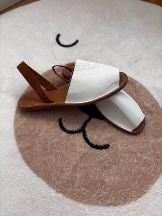 Sandalias tipo ibicenca blancas y marrones