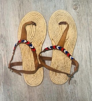 Vestido y sandalias a rayas