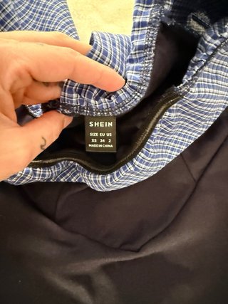 Vestido azul marino con mangas aboyadas