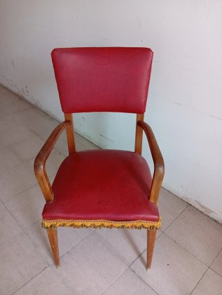 Silla antigua madera y piel roja ,años 50 60