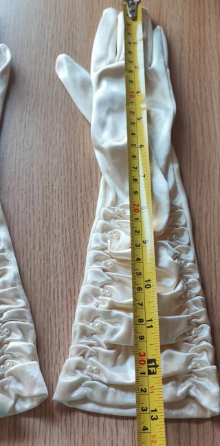 Guantes largos de satén con perlas