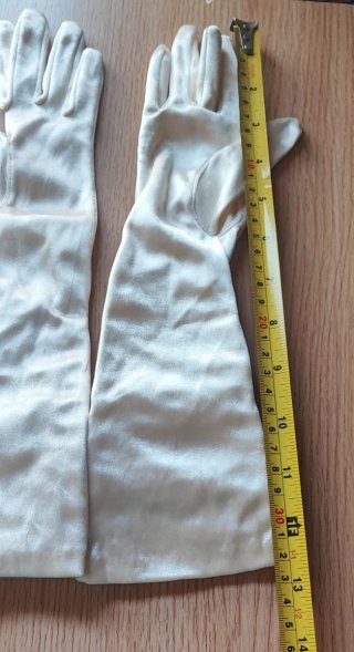 Guantes largos de satén con perlas