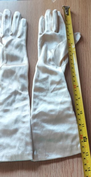 Guantes largos de satén con perlas