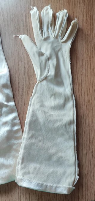 Guantes largos de satén con perlas
