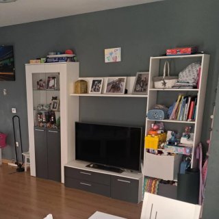Mueble de salón modular gris y blanco