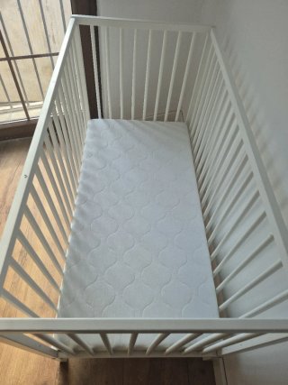 Cuna de madera blanca