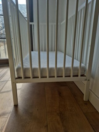 Cuna de madera blanca