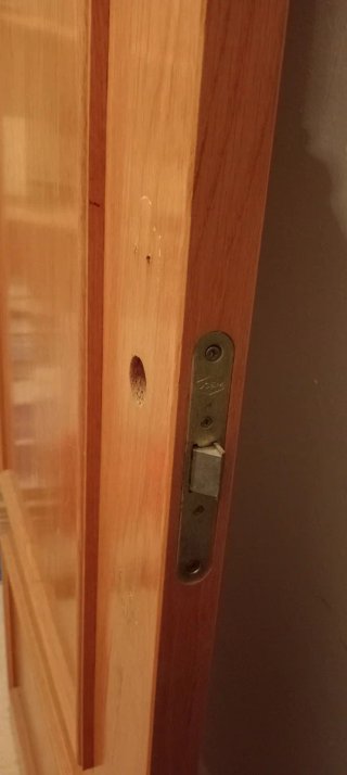 Puerta de madera con diseño clásico