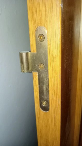Puerta de madera con diseño clásico