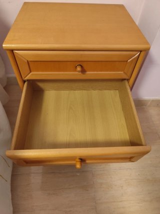 Mesita de noche de madera