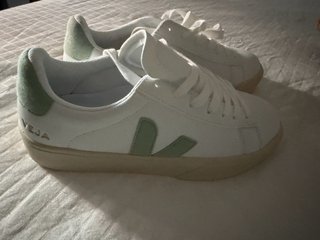 Zapatillas Veja Blancas y Verdes