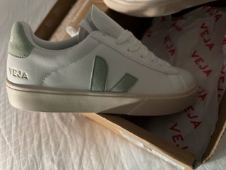 Zapatillas Veja Blancas y Verdes