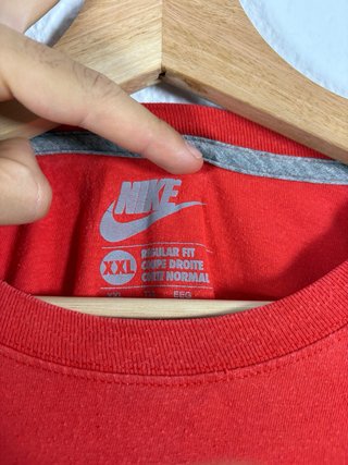 Camiseta Nike Roja con Diseño Rayas