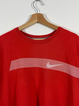 Camiseta Nike Roja con Diseño Rayas