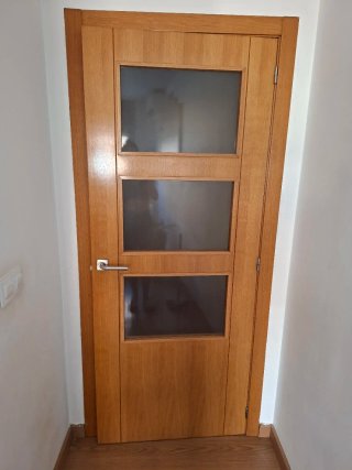 Puerta de roble con y sin cristales