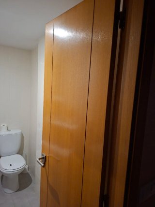 Puerta de roble con y sin cristales