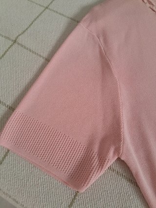 Jersey rosa manga corta con cuello de encaje
