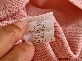 Jersey rosa manga corta con cuello de encaje