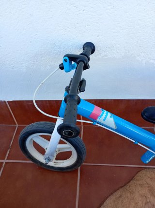 Bicicleta de equilibrio azul