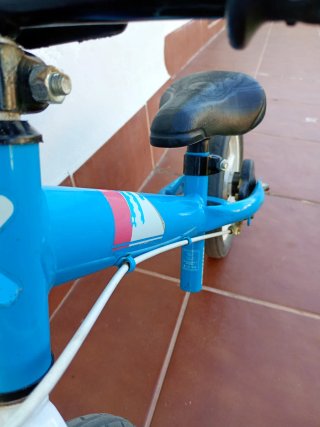 Bicicleta de equilibrio azul