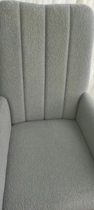 Mecedora gris con cojín lumbar, ideal lactancia