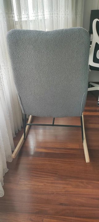 Mecedora gris con cojín lumbar, ideal lactancia
