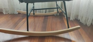 Mecedora gris con cojín lumbar, ideal lactancia