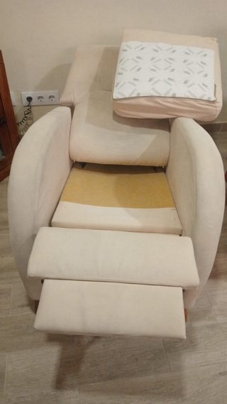 Sillón de tela beige