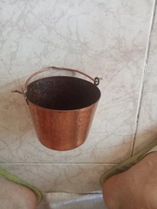 Cubo pequeño de cobre martillado