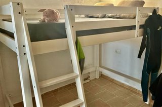 Cama alta de madera blanca