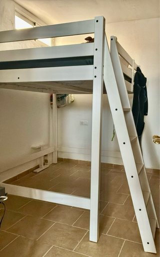 Cama alta de madera blanca
