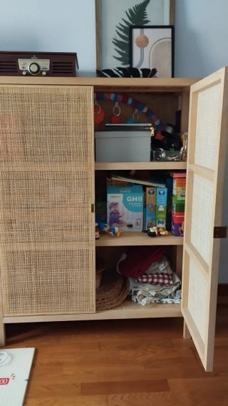 Mueble de ratán y madera