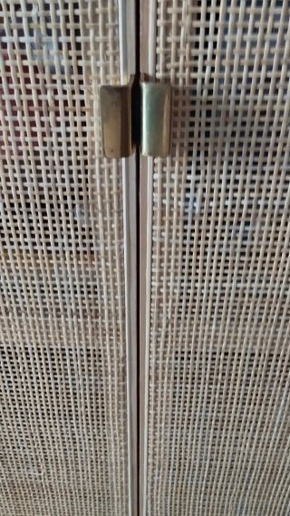 Mueble de ratán y madera