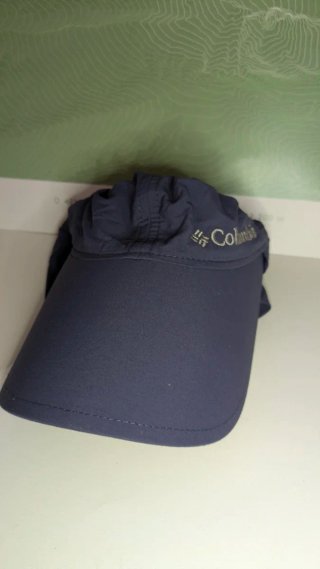 Gorra Columbia con faldón solar azul.