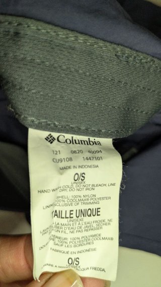 Gorra Columbia con faldón solar azul.