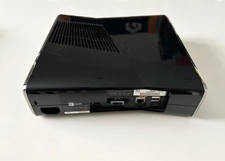 Xbox 360 Slim 250GB Negra + Cargador