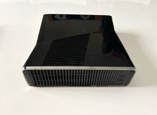 Xbox 360 Slim 250GB Negra + Cargador