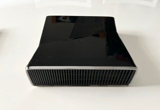 Xbox 360 Slim 250GB Negra + Cargador