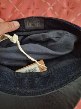 Berretto Diesel blu e nero da donna