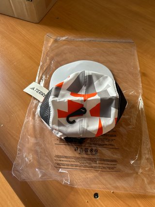 Gorra Adidas Terrex Blanco Grapfito. Climacool