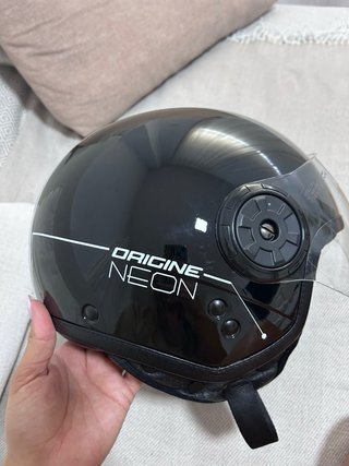 Casco (Origine Neon) de moto negro con visera