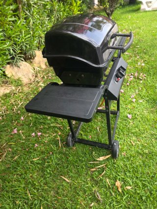 Barbacoa de gas negra
