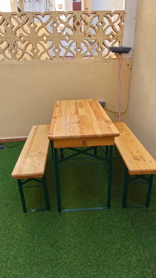 Mesa y 2 bancos madera y metal