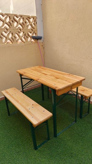 Mesa y 2 bancos madera y metal