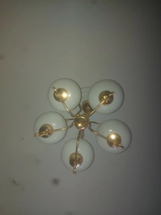 Lámpara araña antigua dorada y blanca