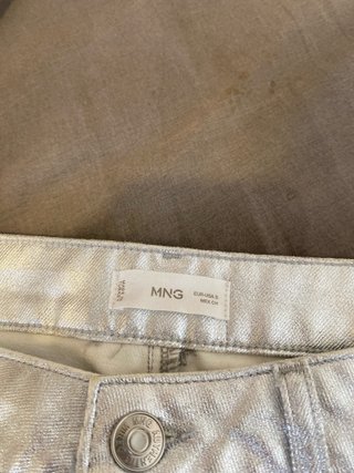 Pantalón corto plateado brillante Mango