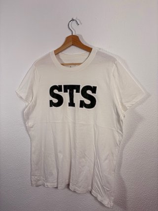 Camiseta blanca con logo STS