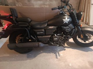 UM Renegade Commando 125cc Moto Cruiser Negra