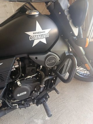 UM Renegade Commando 125cc Moto Cruiser Negra